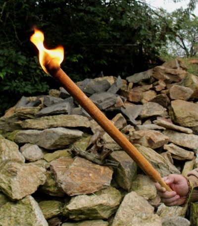 Torč, louče či pochodeň, délka 68 cm, 26873, složení dřevo, textil a vosk, oheň hoří