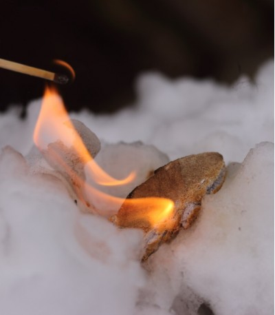 Karbid vápníku (vápenatý) 400 g - jak hoří ve sněhu